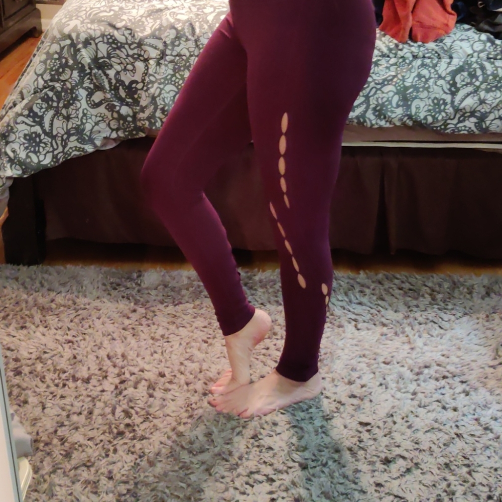 Yogalicios leggings with cut out sides